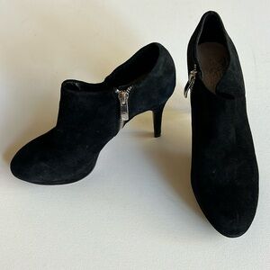 Vince Camuto size 6M heels